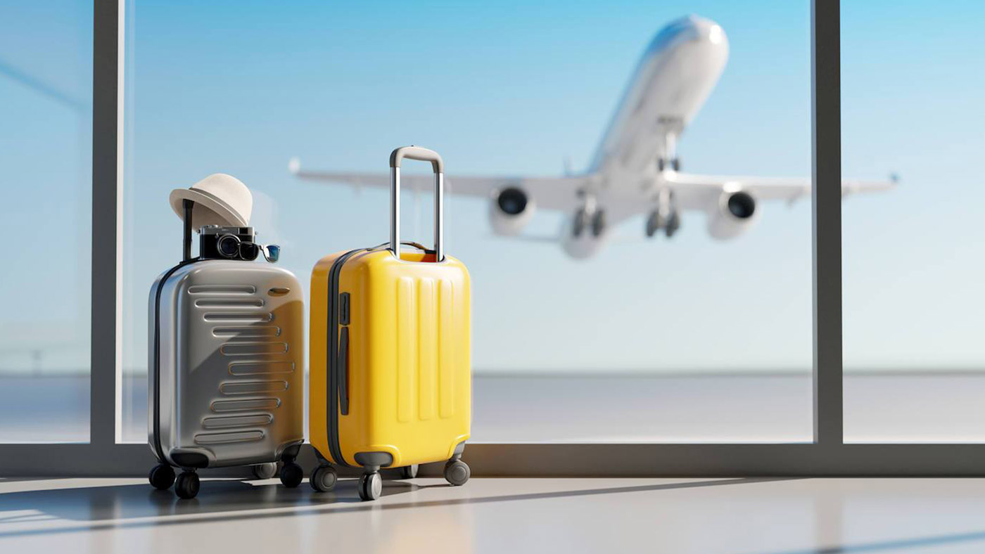 Calm atmosphere in the airport waiting room, with a plane taking off and a couple of suitcases, illustrating the efficiency and comfort of the Lock & Relax transfer service.